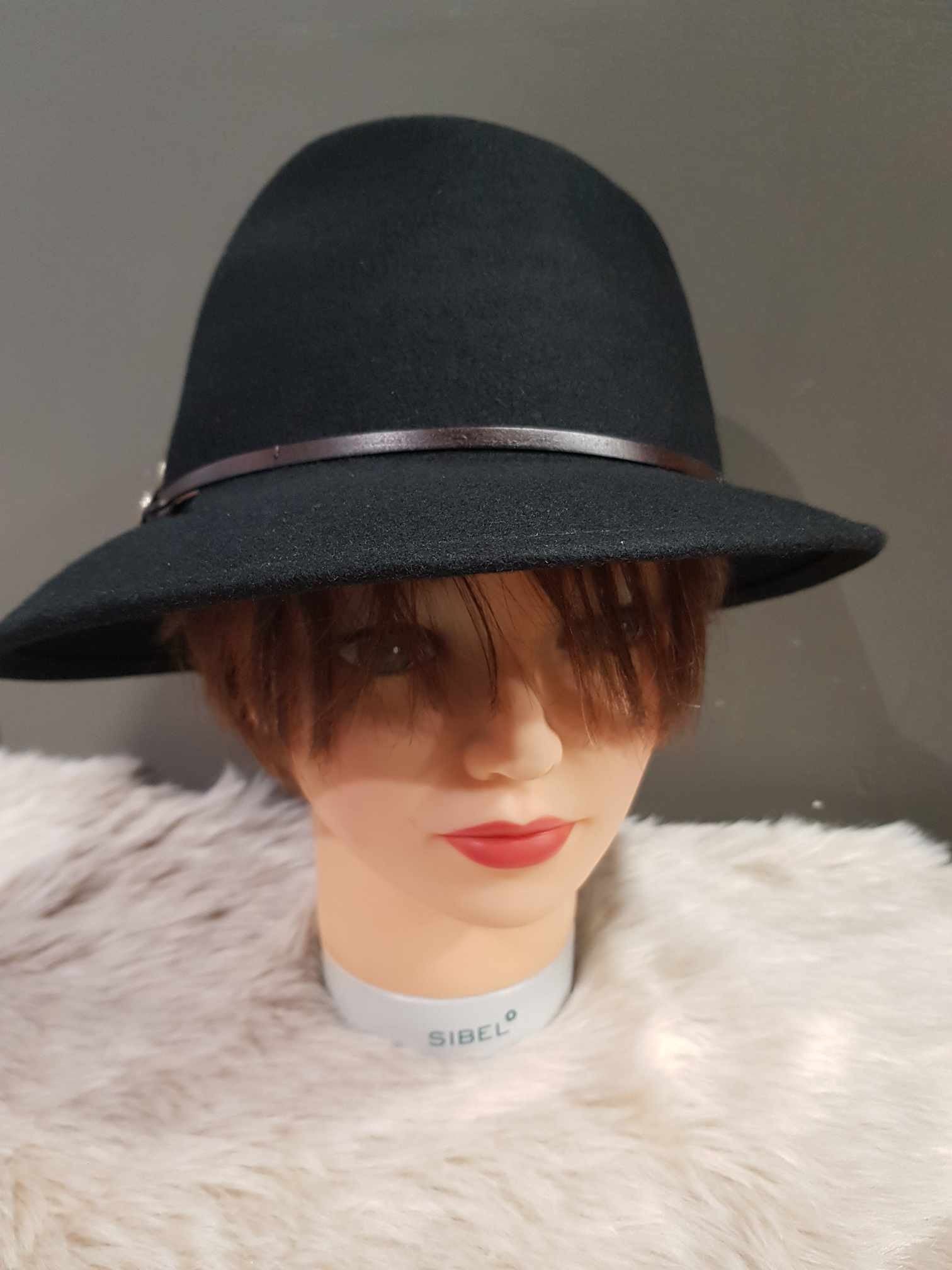 Chapeau M by Flechet