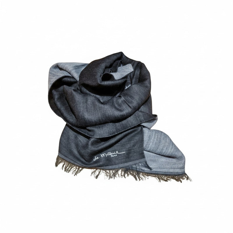 Écharpe bicolore Jolies Folies en tissu léger gris avec bords effilochés et logo brodé Le Matériel Paris