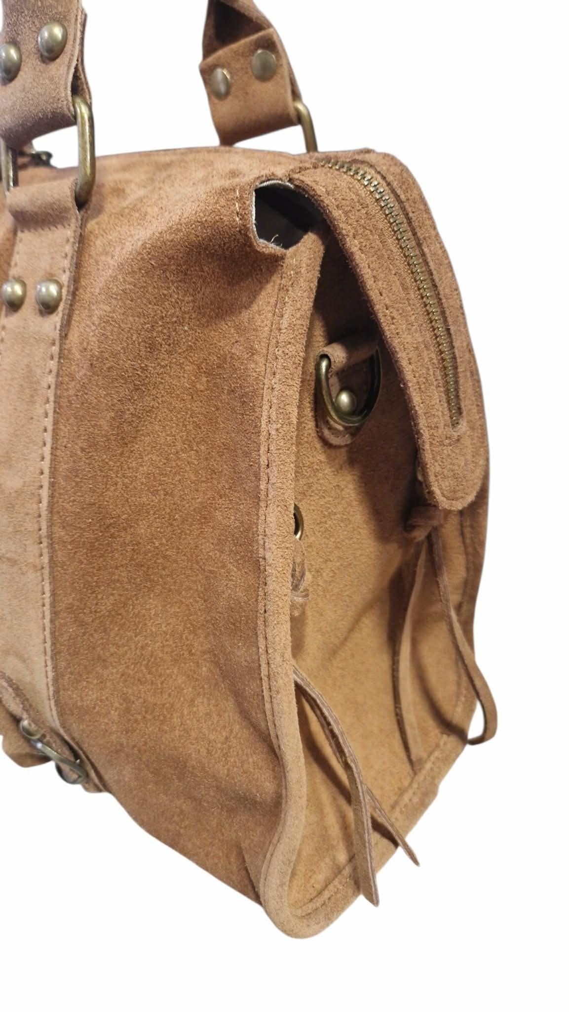 Grand sac à main Jolies Folies en daim marron avec détails en métal vieilli et fermeture éclair latérale