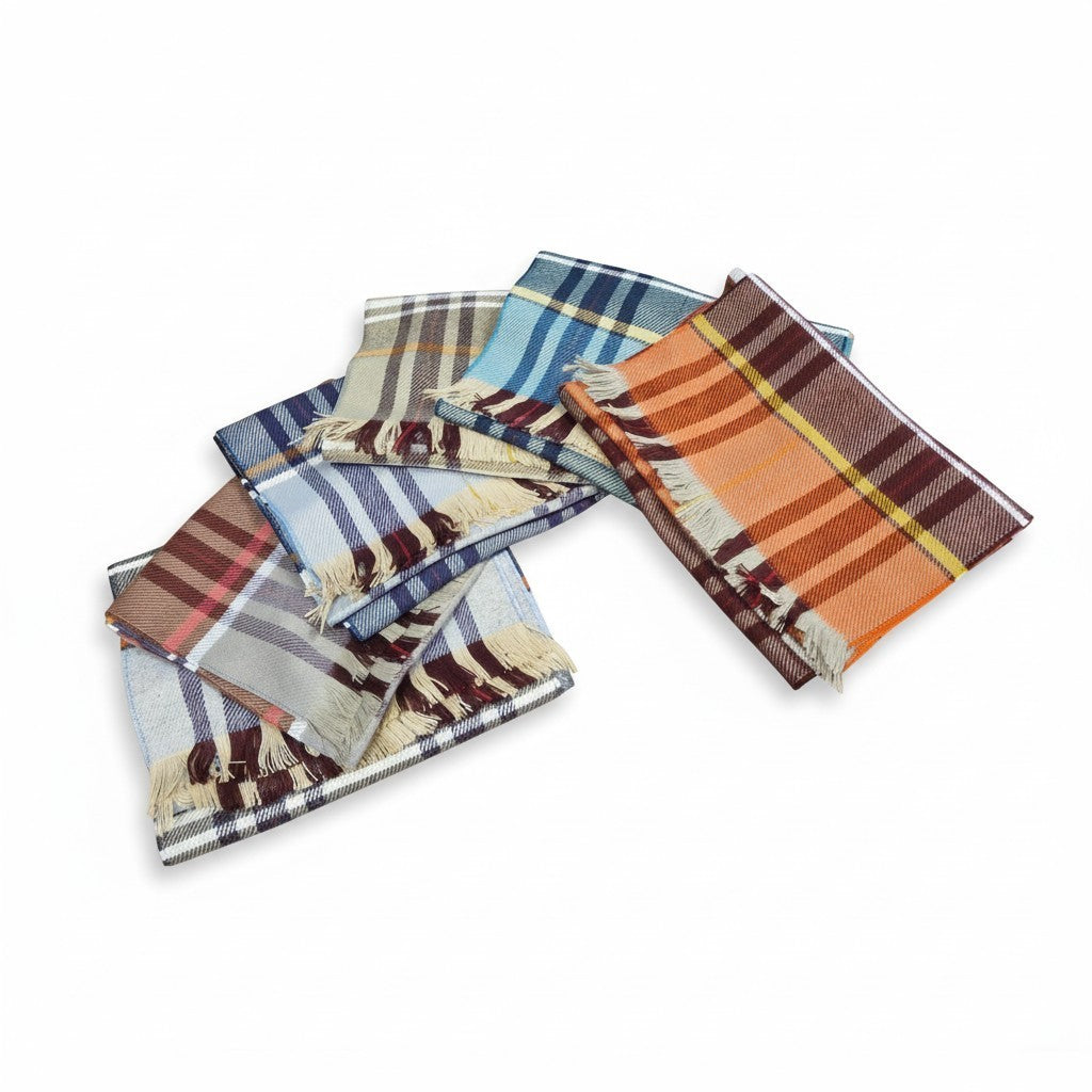 Plaid Jolies Folies à motif écossais multicolore avec franges, idéal pour une décoration chaleureuse et cocooning.